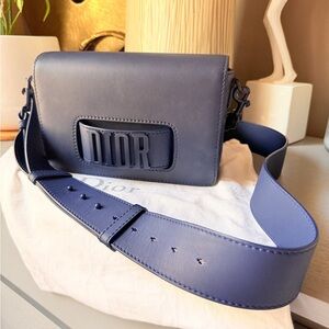 Christian Dior
Leather Dio(r)evolution navy Bag